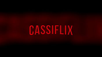 この巨大なペニスが私の尻に入り込み、私をミルクで満たしているのを見てください。 Cassiflix で全編視聴する