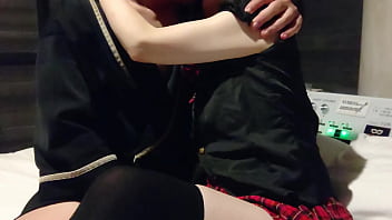 素人ハメ撮り チンポに食いつく赤いミニスカートの女の子 アイドル コスプレ フェラ クンニ 中出し