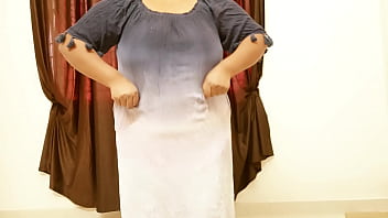 ミャンマーの大学生が巨乳を披露