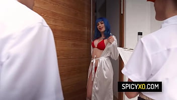巨乳の熟女がテレビを修理に来た技術オタクを3Pで誘惑 - ケイデンス・ラックス、ジュエルズ・ブルー