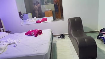義理の息子が義理の妹とこっそりセックスしているのを覗き見してしまった。いや、そのセックスを見て興奮しすぎて、漏らしてしまった！