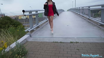 陰部エージェントセクシーな赤いドレスを着た熱いブロンドが人前でチンコをしゃぶり、犯される