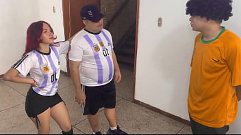 美しいガールフレンドがサッカーの試合に負けた愚かなボーイフレンドの目の前で犯される