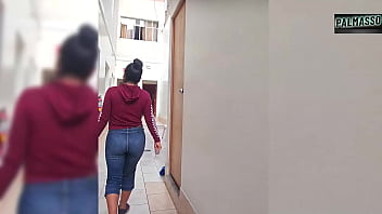 毛むくじゃらのマンコを持つ人妻が路上で恋人を見つけてセックスするためにモーテルに連れて行くと、彼に犯されると快感と痛みでうめき声を上げ、恋人と同時にオーガズムに達する