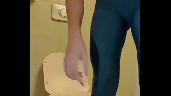 アカデミーでは女子トイレでみんなと一緒に、私は本当にふぅーでぃ！ローズレッドVIP