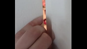 短い - 隣人が棒のピンゴで自分と私を触っているのを見つけました