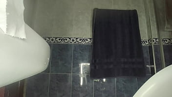 継母が自分の部屋でパジャマを着たまま放尿しているところを発見される