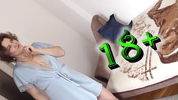 MILF。大人のおもちゃ。濡れたパンティー。ソロでセクシーなMILFがディルドとバイブレーターを使って乳首、おっぱい、マンコ、クリトリスをシコシコし、濡れたマンコでオーガズムに達して潮吹き。フェチ。潮吹き。潮吹き。毛深いマンコでオナニー。自然なおっぱい。クリトリス。指で弄る手コキ