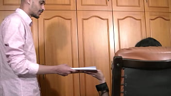 フランスの可愛い子が2本の大きなチンポをファック