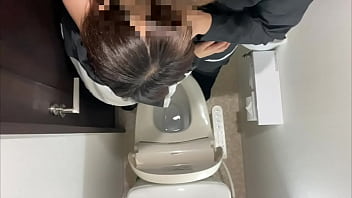 【カップル◯撮】付き合いたてラブラブ真っ盛りな〇校生カップル。バイト先ト◯レでナマハメ。刺激的すぎるエッチに無我夢中になっちゃう、、