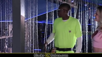 Молодую блондинку трахнул черный разнорабочий