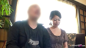 日本のカップルが夫が見ている間に妻を中出しファックする