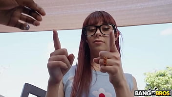 BANGBROS - アレクサ・ノヴァはダミオン・デイスキに家庭教師をしているが、彼は彼女が興奮するアナルポルノを携帯で見るのに忙しい