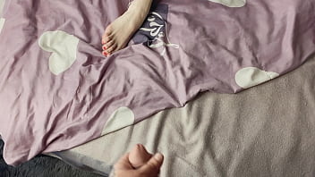 내 이웃이 내 방에 들어와서 그의 거대한 자지로 내 엉덩이를 엿먹였어