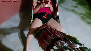 ハンモックに座っているとパンツの外にあるオマンコに気付かずに気が散る継母が僕を勃起させてしまう！