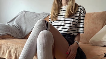 変態ルームメイトが初めてのアナルファックを受ける。何週間もアナルファックを懇願する彼女！