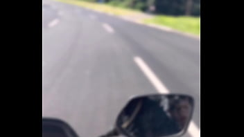 Uberの女性バイクに電話したら、彼女は道端に止まって私のペニスをしゃぶってくれました。エッチな女の子は別の冒険を望んでいた シアーのフル動画！