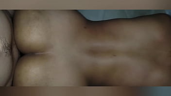 ブルネットは自分の部屋で裸になるのが好きです!!興奮した義弟は義妹が休んでいる間に義妹の部屋に忍び込みます!!!彼女を激しく深く後背位で犯します!!