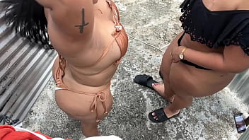 更衣室の秘密 屋外で水着を着替える女性たち