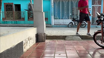 隣人が彼女の暑さを解消するためにお金をくれるので、それを利用して彼女のお尻に牛乳を注ぎます - 成熟したアナル中出し