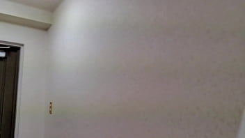 玄関で足を広げてオナニーしながら興奮する人妻：動画の全編は→https://www.xvideos.red/channels/aika-frau