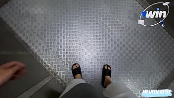 エレベーターでナンパしたら隣人とセックスして口の中に射精しちゃった