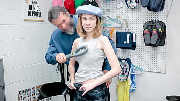 かわいい泥棒クレア・ルースが売り場から盗みを働いているところを捕まる - Lifterx