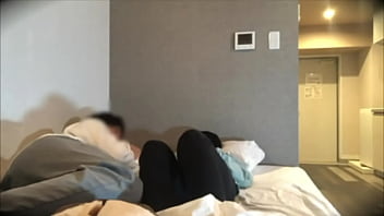 バイト先の先輩と激しく突き合ってる最中に電話がかかってきて焦る変態彼女