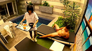 룸서비스 여자가 나에게 아침 식사를 가져다 주고 나에게 입으로 빨아주는 것을 도와줄 때 나는 개인 수영장에서 멍청이를 친다.