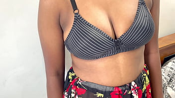 大きな天然おっぱいとかわいいおまんこを持つ美しいインド人美女が、本物のオーガズムに達するまで激しく犯され、きついおまんこに中出しされる