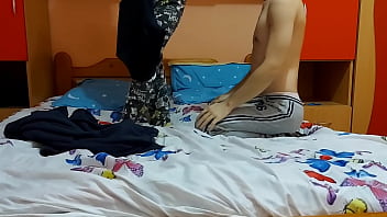寝室で激しく乱暴なセックスをするホットな若い女性カップル