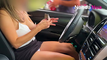 Nanda Nua、ネットワークのエッチな妻、彼女が一番好きなことをしています：男を挑発すること！ このビデオでは、彼女はガソリンスタンドに行き、フロント係に胸とパンティを見せることに決めました。夫である角張った男は、彼女の野生の行動に狂っています。