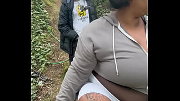セクシーなBBWが電車のトンネルの上で犯される