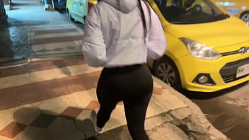 小さな痴女は、出会ったばかりのファンと一緒に去る