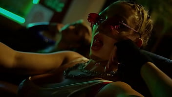 エマ・ヒックスは喜んでアナルプラグを広げ、妹の夫にアナルを掘らせます - BRAZZERS