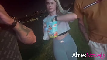巨乳のブロンドがモトボーイの熱いフェラで公園を散歩する