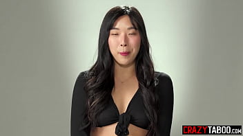 完璧なお尻の韓国の若い女性ポルノスターElle Leeが自分自身をファックしてオナニーした