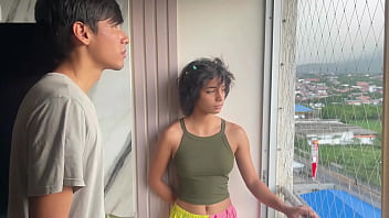 ラテン系の義兄弟数人が義父に隠れて初めてセックスする。彼は彼女の口の中で射精します。
