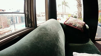 PAWG 在泳池里赤身裸体抚摸她无毛的阴户