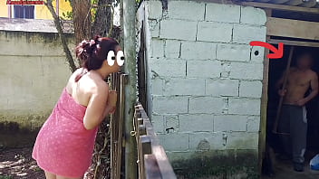 シャワーが使えず、人妻が農場の管理人にタオル一枚で助けを求め、セックスで支払う