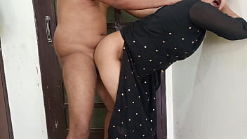 食器を洗ったメイドは部屋のオーナーとセックスし、ペニスを口に含んだ。彼女はヒンディー語の声で淫語を話し、オーナーも犬の格好をして18歳の処女メイドを。