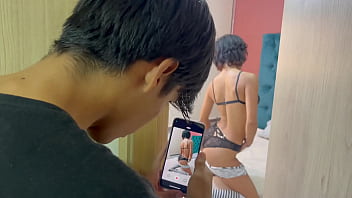 義理の妹が彼氏のためにパンティーの写真を撮っているのを発見し、秘密を守る代わりに彼女と激しくセックスすることになった。