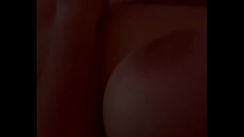 巨乳で曲線美のアマチュア熟女がポップディルドを初めて使って強烈なオーガズムに達する