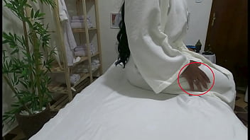 FLAGRANT - セクシーな黒人ジムのパーソナルがセラピストをしゃぶっている裸の姿が撮影されました - タントラマッサージ