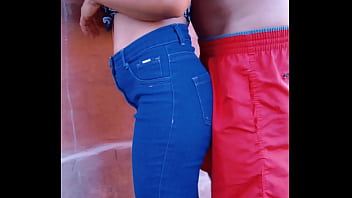 エスペディエントの近くの裏庭でホットなメイドと屋外でアナルセックス