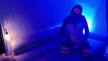 みんながバーで楽しんでいる外で隠し部屋でお金のために犯されるウェイトレス 1