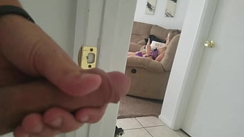 オナニーしながらポルノを見てるところを捕まった！その後ソファで犯される