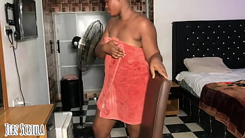 背の高いリジーはセクシーな体をリラックスさせるためにシャワーを浴びたが、彼女の夫は彼女の美しい体とおいしいオマンコに抵抗できなかったため許可しなかった - ビッグバンネットワーク