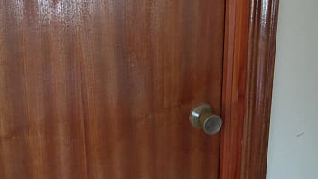 私の欲情した義理の息子が私の寝室に来て、私の成熟した毛深いオマンコを見ました