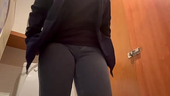 男女兼用ト◯レでちゅくちゅくオナニーしてたらバレそうになりました。バレたらそのままフェラとかしてあげてもいいかな…